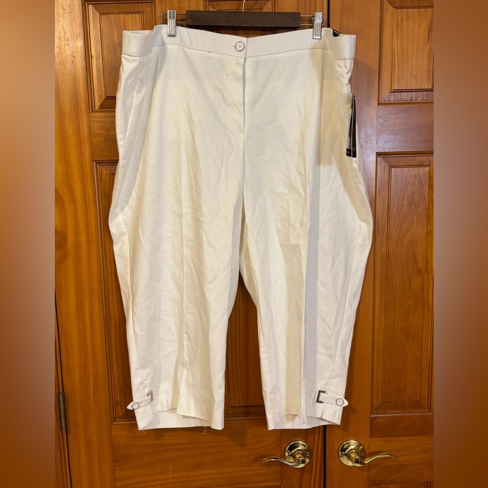 Women's Sz 24 Larry Levine Crop Comfort Waist White
Pants NWT